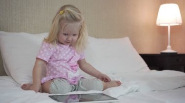 Küçük çocuk kızla evde tablet bilgisayar.