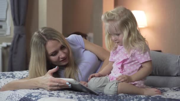 Ευτυχισμένη οικογένεια χρησιμοποιούν tablet στο σπίτι. — Αρχείο Βίντεο