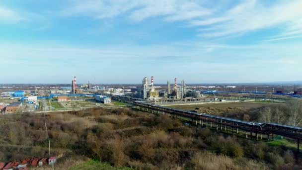Flygfoto: ett stort raffinaderi. Oljeraffinaderi. — Stockvideo