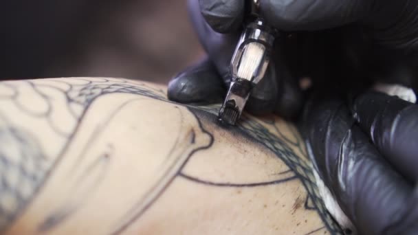 Інструмент татуювання машини для крупним планом, повільний рух . — стокове відео