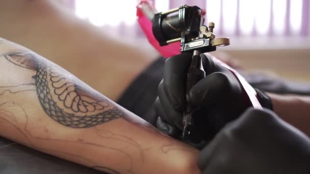 proces nanášení tetování stroj, detail.