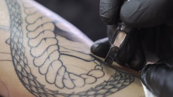 Tatér provede tetování, detail a zpomalený.
