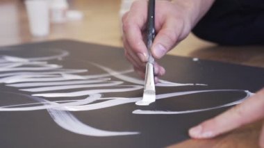 Modern sanatçı boya resim, kalligraffiti.