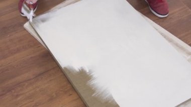sanatçı bir seyyar satıcı sipariş ve tuval boyama, ağır çekimde hazırlar.