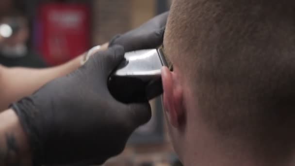 Parrucchiere, Barbiere taglia il cliente, primo piano . — Video Stock