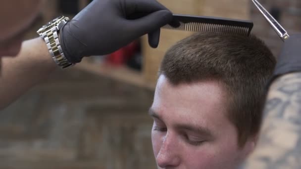 Barbearia, cabeleireiro masculino corta cliente . — Vídeo de Stock