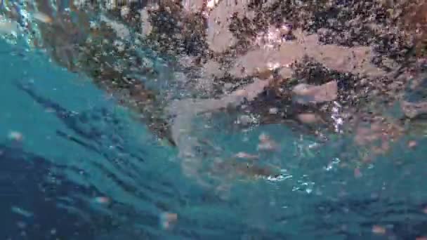 Air bubbles under water, beautiful underwater background. — Stock Video