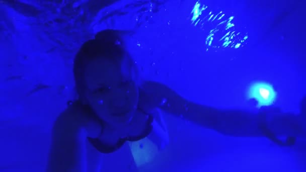 Mulher nadando debaixo d 'água na piscina — Vídeo de Stock