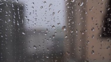 Yağmur damlaları akış aşağı cam.