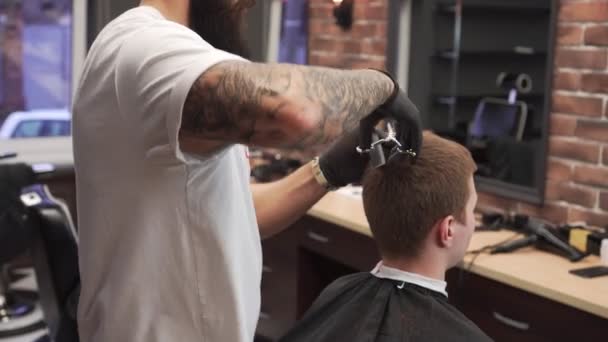 Modern barbershop, Frisör med skägg på jobbet. — Stockvideo