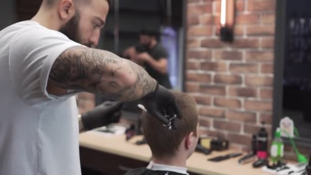 L'homme coupe dans un salon de coiffure moderne . — Video