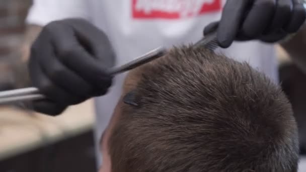 Barber si taglia i capelli con un rasoio. Barbiere, parrucchiere . — Video Stock