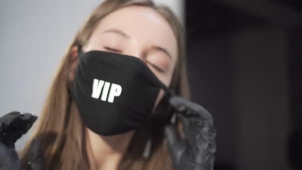 Woman tattoo master in a protective mask on her face. — Stock Video