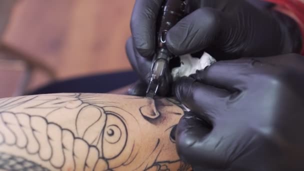 Máquina de tatuagem close-up. Processo de tatuagem, a agulha desenha na pele . — Vídeo de Stock