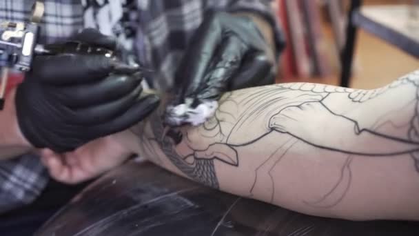 Tatuagem artista fará tatuagem máquina de tatuagem automática . — Vídeo de Stock