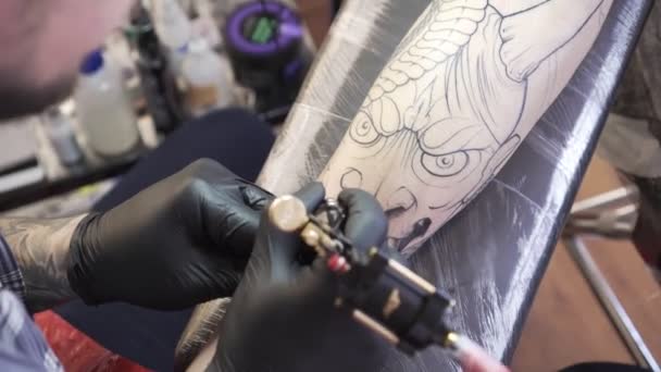 Professional tattoo artist makes a tattoo, close-up. — Stock Video