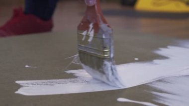 Tuval üzerinde sanatçı fırça çizer yakın çekim.