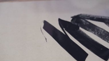 Sanatçı boya bir resim kağıt üzerinde yakın çekim.