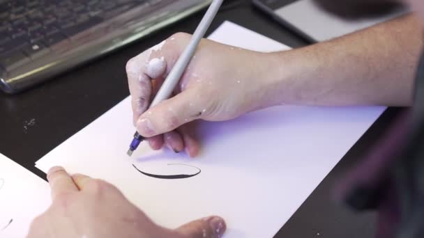 Calligraffiti è una nuova direzione nella pittura. artista fa uno schizzo su carta . — Video Stock