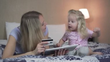 Mutlu bir aile bir banka veya kredi kartı kullanır.