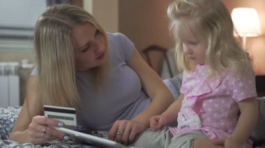 Mutlu aile bir banka kartı tablet ile online alışveriş.