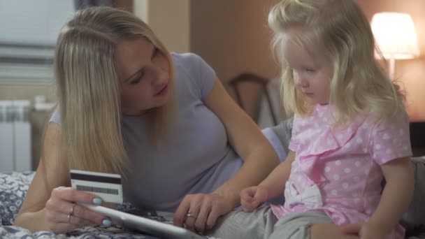 Happy family shopping online with a Bank card tablet. — Stock Video