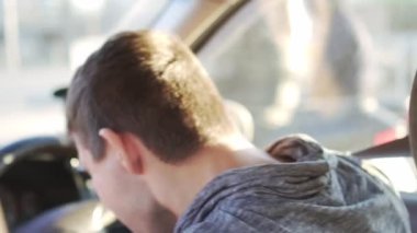 Adam sürücü trafik sıkışıklığı yüzünden kızgın.