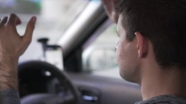 Adam sürücü trafik sıkışıklığı nedeniyle, ağır çekim kızgın.