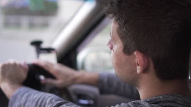 Conductor molesto en el coche está enojado debido al atasco de tráfico, cámara lenta . — Vídeos de Stock