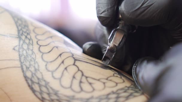 El proceso de tatuar de cerca, cámara lenta . — Vídeos de Stock