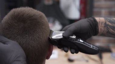 Berber, Kuaför keser bir bir kesme makinesi ile saç adamın.