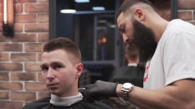 Kuaför Saç kesme makinesi, ağır çekim bir adamla keser.