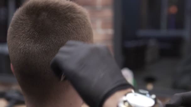 Peluquero corta a un hombre con una cortadora de pelo, barbería, cámara lenta . — Vídeo de stock