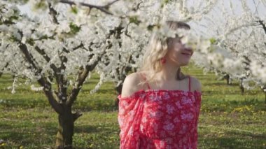 Bahar, Genç bir kadın çiçek açan elma bahçesine gider.