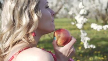 Bahar, doğada bir elma ile genç bir kadının portre.
