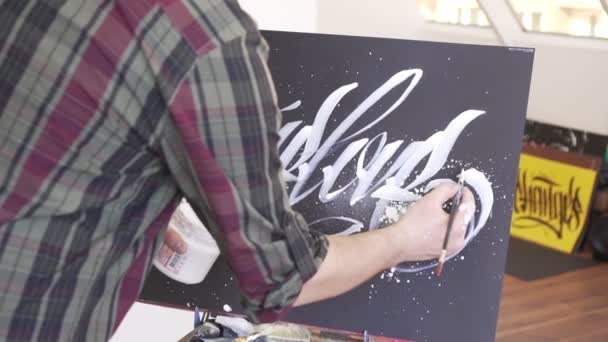 Konstnären målar en bild i studion, slow motion. — Stockvideo