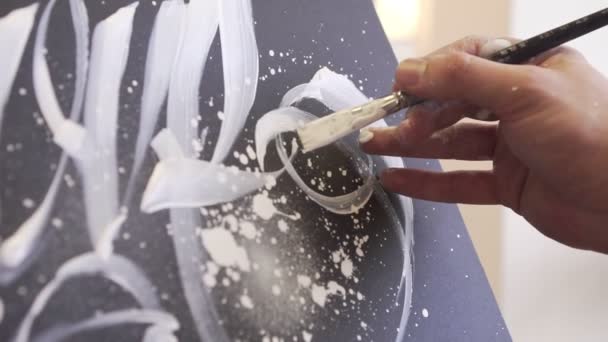 Artist paints a picture on the easel, close-up, slow motion. — Stock Video