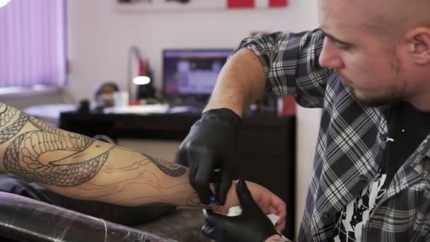Мужчины побрили руку перед татуировкой. . — стоковое видео