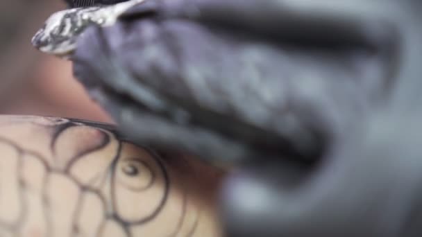 El proceso de tatuar de cerca, cámara lenta . — Vídeos de Stock