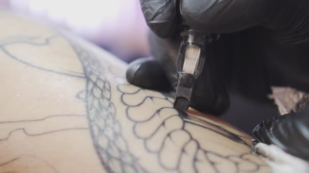 Proces tatuowania, zbliżenie, powolny ruch. — Wideo stockowe
