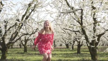 Bahar, doğa ve çiçekli ağaçların arka planda genç bir güzel kadın.