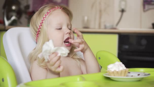 Kleines Mädchen isst am Kindertisch. — Stockvideo