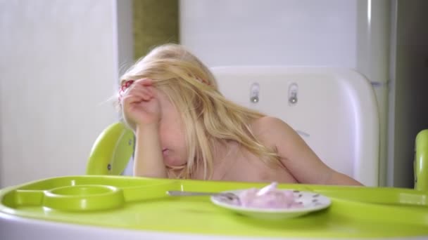 Vilain enfant refuse de manger . — Video