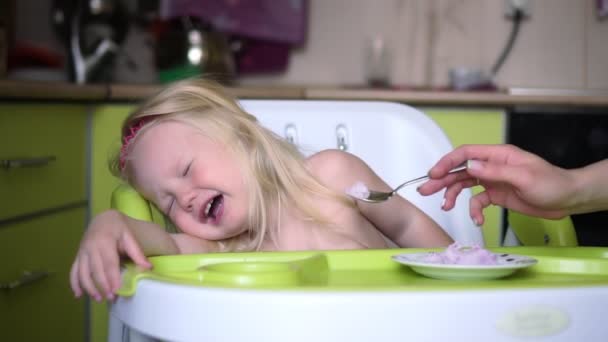 Criança não quer comer, chorar e impertinente . — Vídeo de Stock