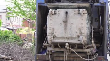 Krasnodar, Rusya - Mayıs 2019. Bir çöp öğütme makinesi evsel atıklarla bir konteyner yükler.