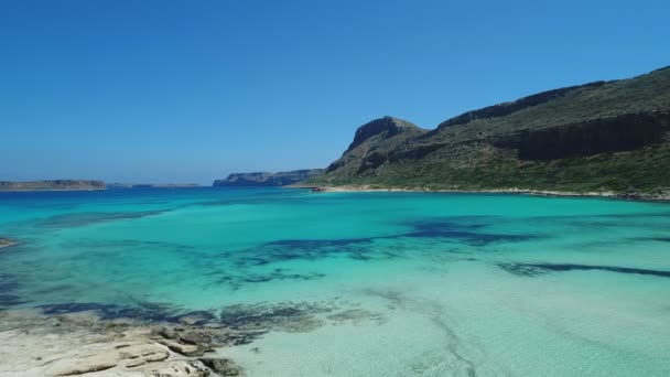 Ελλάδα, Κρήτη, παραλία Μπάλου. Όμορφη αμμώδη παραλία και τιρκουάζ θάλασσα. — Αρχείο Βίντεο