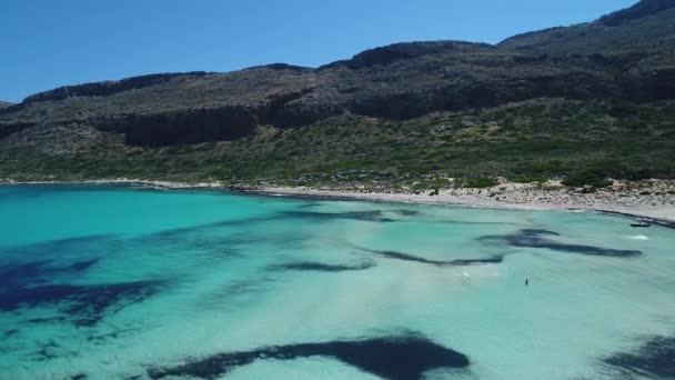 Balos Bay, Girit, Yunanistan, havadan görünüm. Güzel tropikal plaj ve deniz. — Stok video