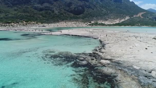 Schöne Meeresküste, blaue Lagune und tropischer Sandstrand. — Stockvideo