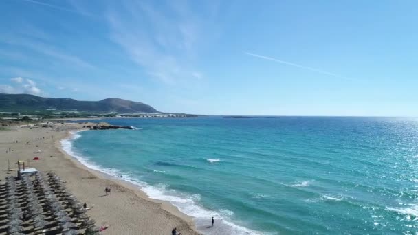 Hermosa playa de arena tropical, olas del mar, Grecia, Creta, playa de Falasarna . — Vídeos de Stock