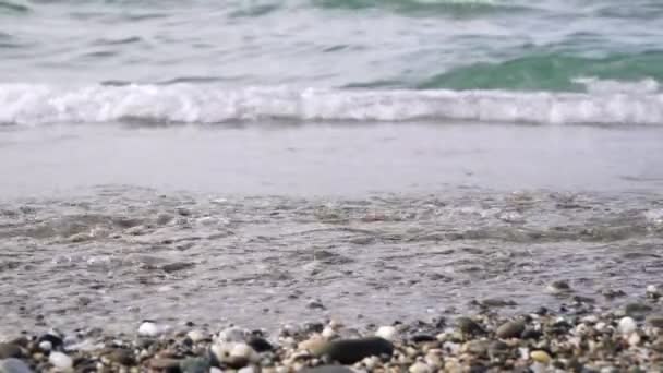 Mořský příboj, zblízka. Mořské vlny se kutálejí na břeh, pomalý pohyb. — Stock video